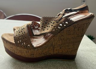 Sandalias cuña marrón y detalles dorados