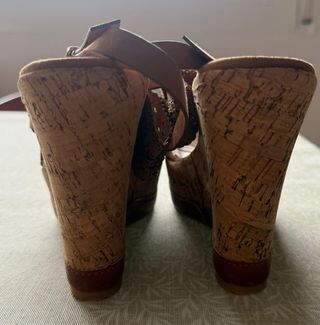 Sandalias cuña marrón y detalles dorados