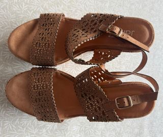 Sandalias cuña marrón y detalles dorados