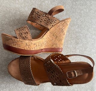 Sandalias cuña marrón y detalles dorados