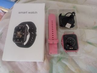 Smartwatch con correa rosa y cargador