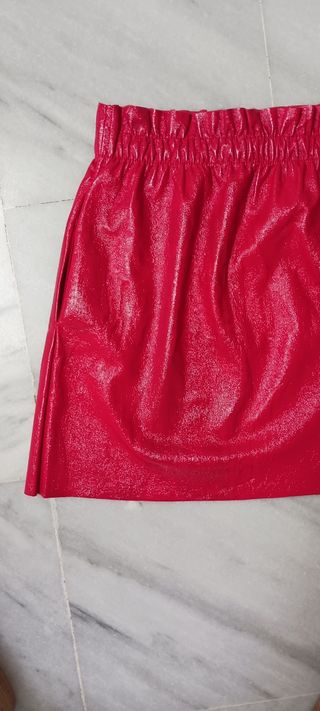 Falda Zara efecto piel roja