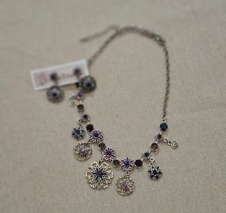 Gargantilla y pendientes florales