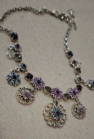 Gargantilla y pendientes florales