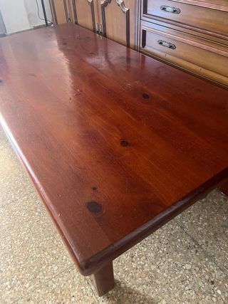Mesa de madera marrón