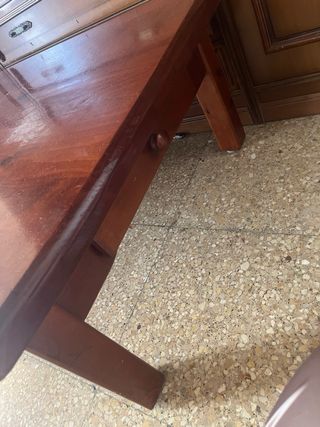 Mesa de madera marrón