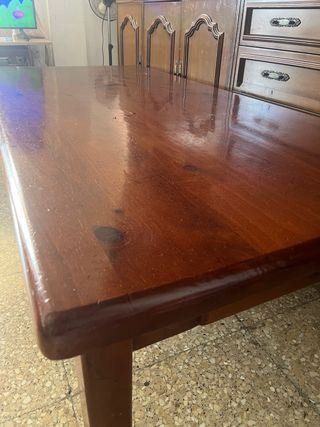 Mesa de madera marrón