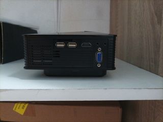 Mini proyector negro