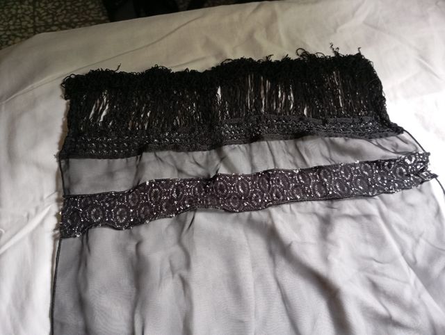 Fular de ceremonia con flecos y pedrería