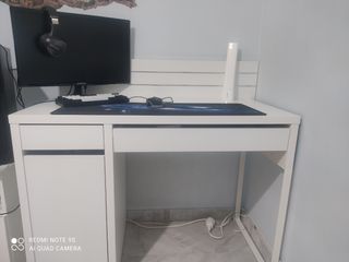 Escritorio blanco de madera