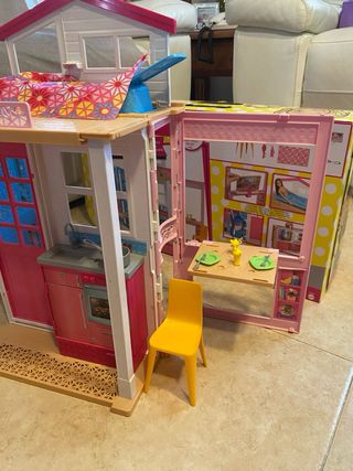 Casa Barbie 2 Pisos con Muebles y Muñecas