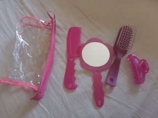 Busta fucsia con accessori per capelli