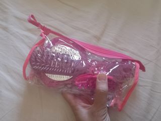 Busta fucsia con accessori per capelli