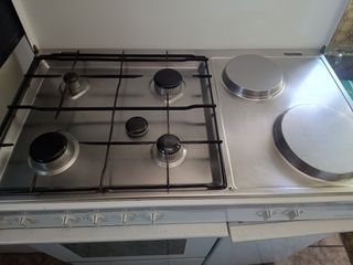Cocina gas 4 fuegos + 2 eléctricos