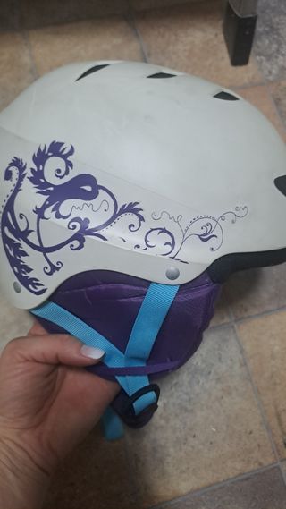 Casco de esquí blanco con diseño morado