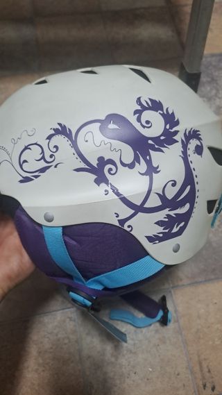 Casco de esquí blanco con diseño morado