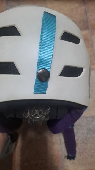 Casco de esquí blanco con diseño morado