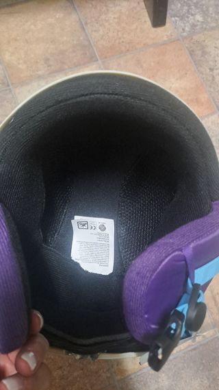 Casco de esquí blanco con diseño morado