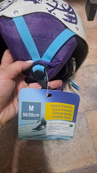 Casco de esquí blanco con diseño morado