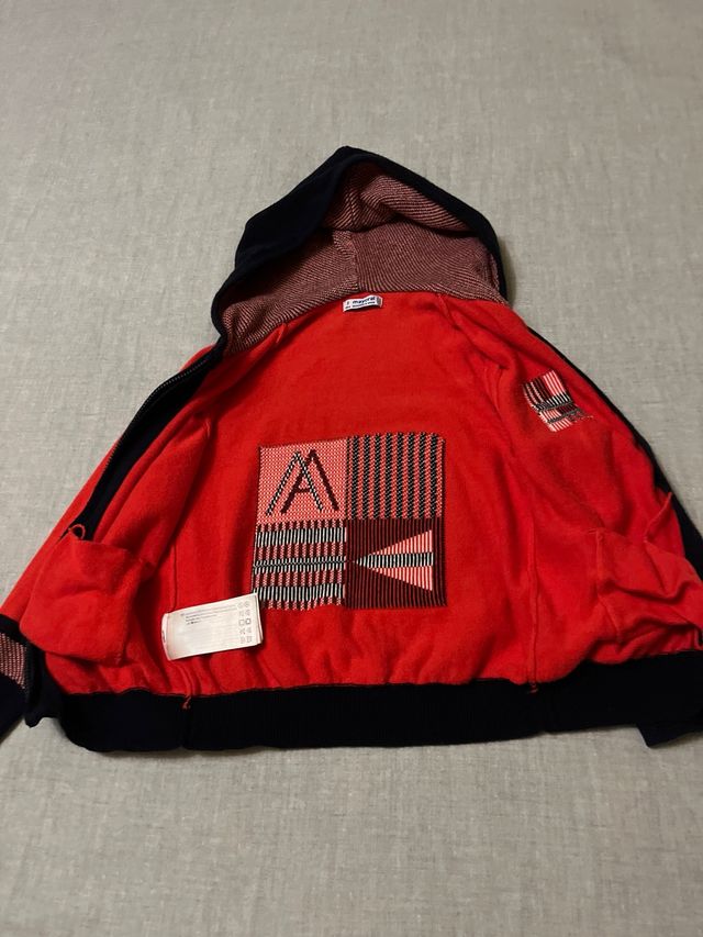 Chaqueta con capucha roja y negra