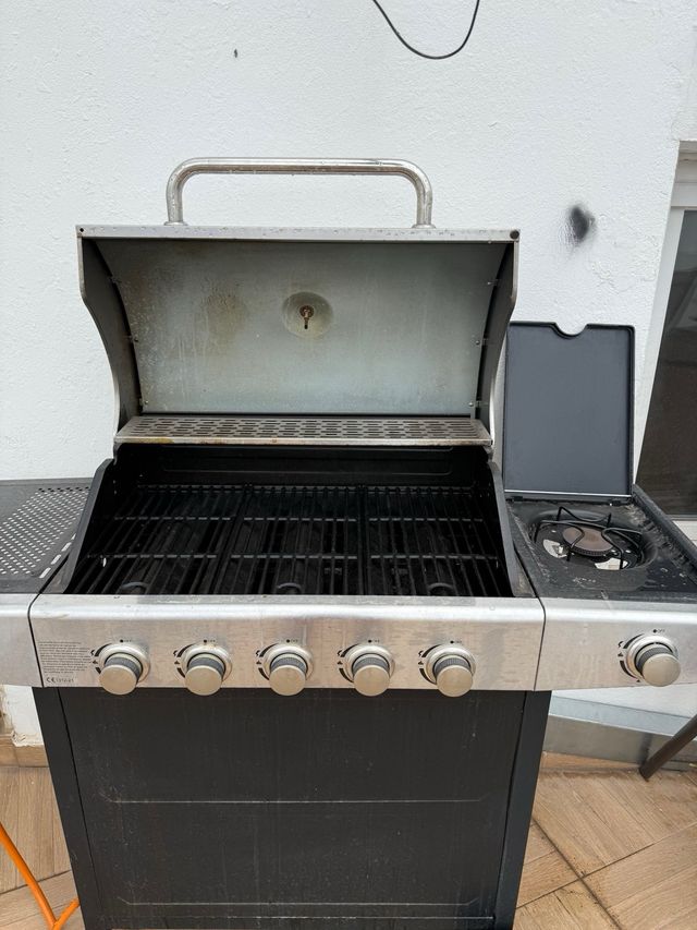 Barbacoa de gas negra y plateada