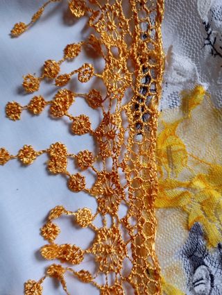 Mantón de baturra con 
 encaje floral  para niña d