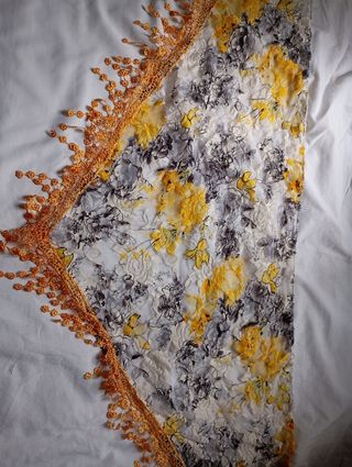 Mantón de baturra con 
 encaje floral  para niña d