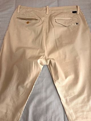 Pantalón chino beige hombre