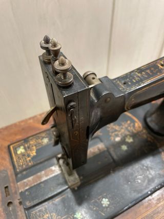 Antigua máquina de coser a manivela