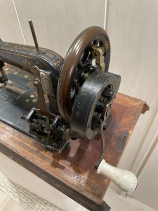 Antigua máquina de coser a manivela