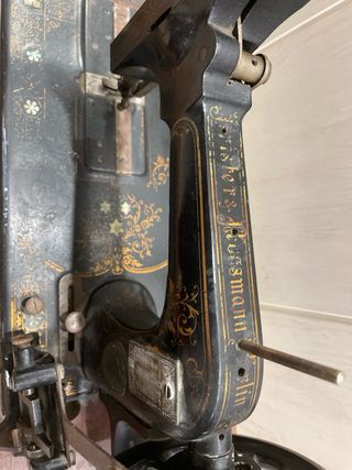Antigua máquina de coser a manivela