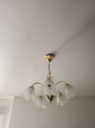 Lámpara de techo dorada y cristal