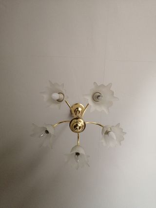 Lámpara de techo dorada y cristal