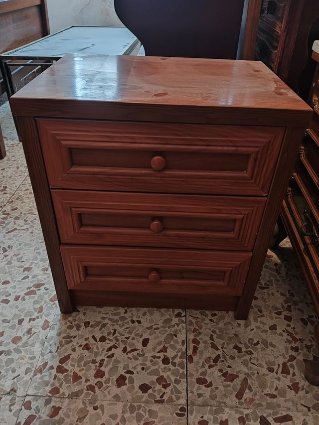 Mesa de noche de madera
