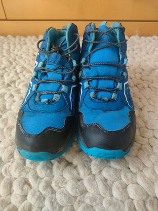 Botas de montaña azules y negras