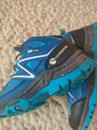 Botas de montaña azules y negras