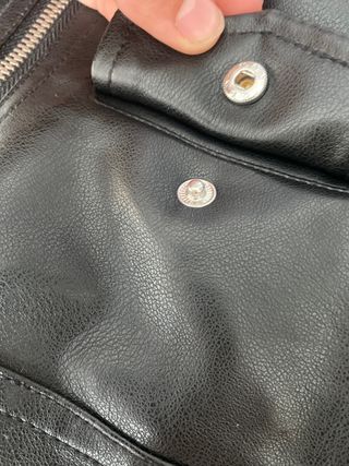 Chaqueta cuero negra estilo motero