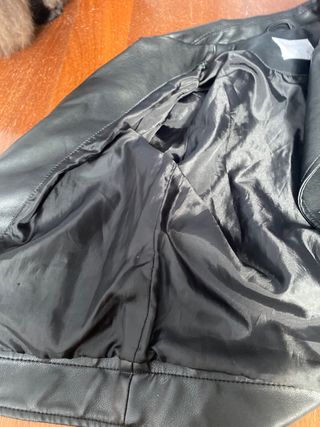 Chaqueta cuero negra estilo motero