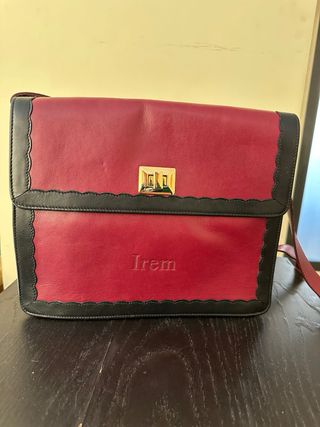 Bolso de piel nuevo.
