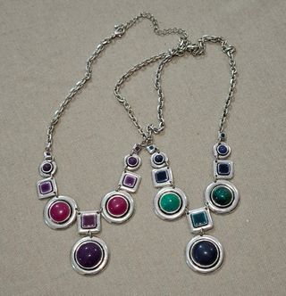 Collar plateado con piedras azules