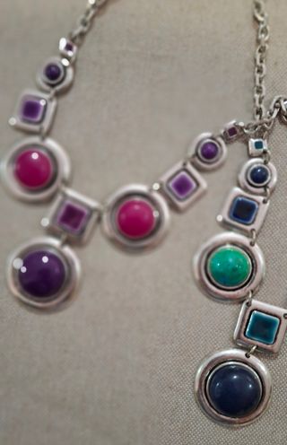 Collar plateado con piedras azules