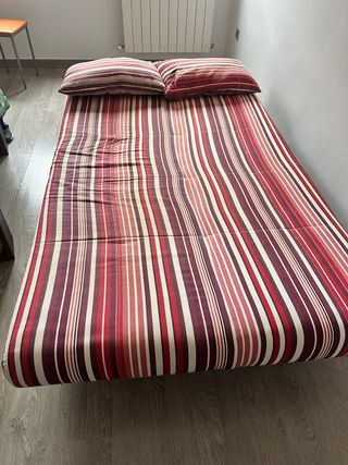 Sofá cama de tela a rayas