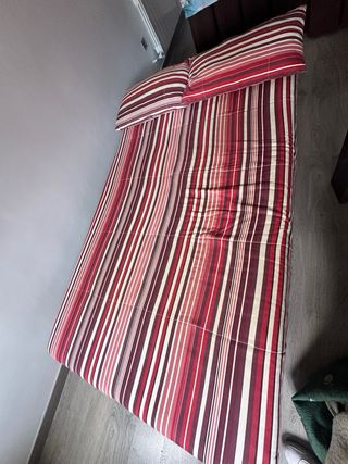 Sofá cama de tela a rayas