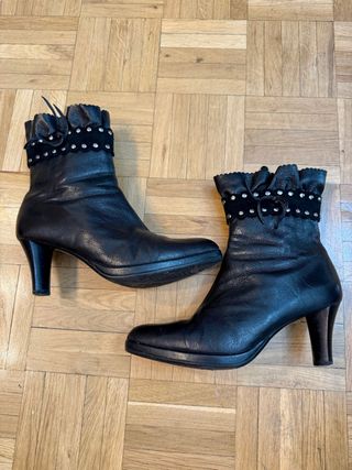 Botines negros tacón bajo con adornos