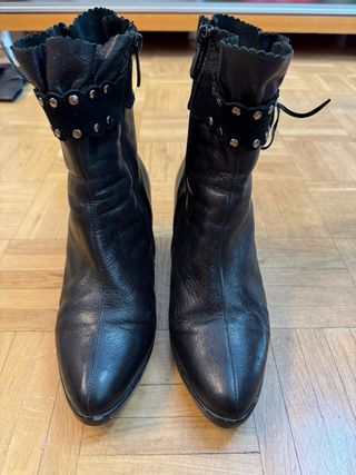 Botines negros tacón bajo con adornos