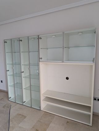 Vitrina de Ikea con frentes de cristal y luz