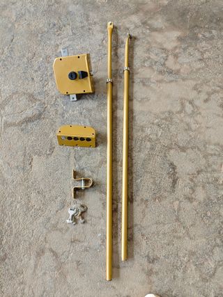 Cerradura dorada con siete cerrojos