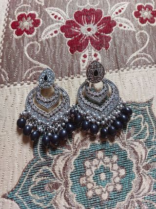 Pendientes largos plateados con cuentas negras