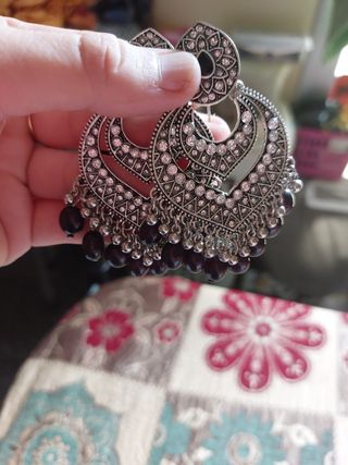 Pendientes largos plateados con cuentas negras