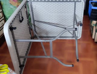 Mesa plegable de plástico y metal
